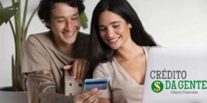 casal fazendo empréstimo com cartão de crédito online
